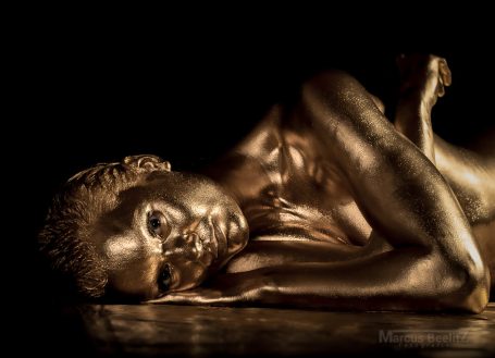 Eine goldene Frau.