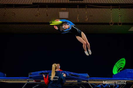 Sprungtrampolinspringerin in der Luft, erlebt einen Höhenflug während des Trainings.